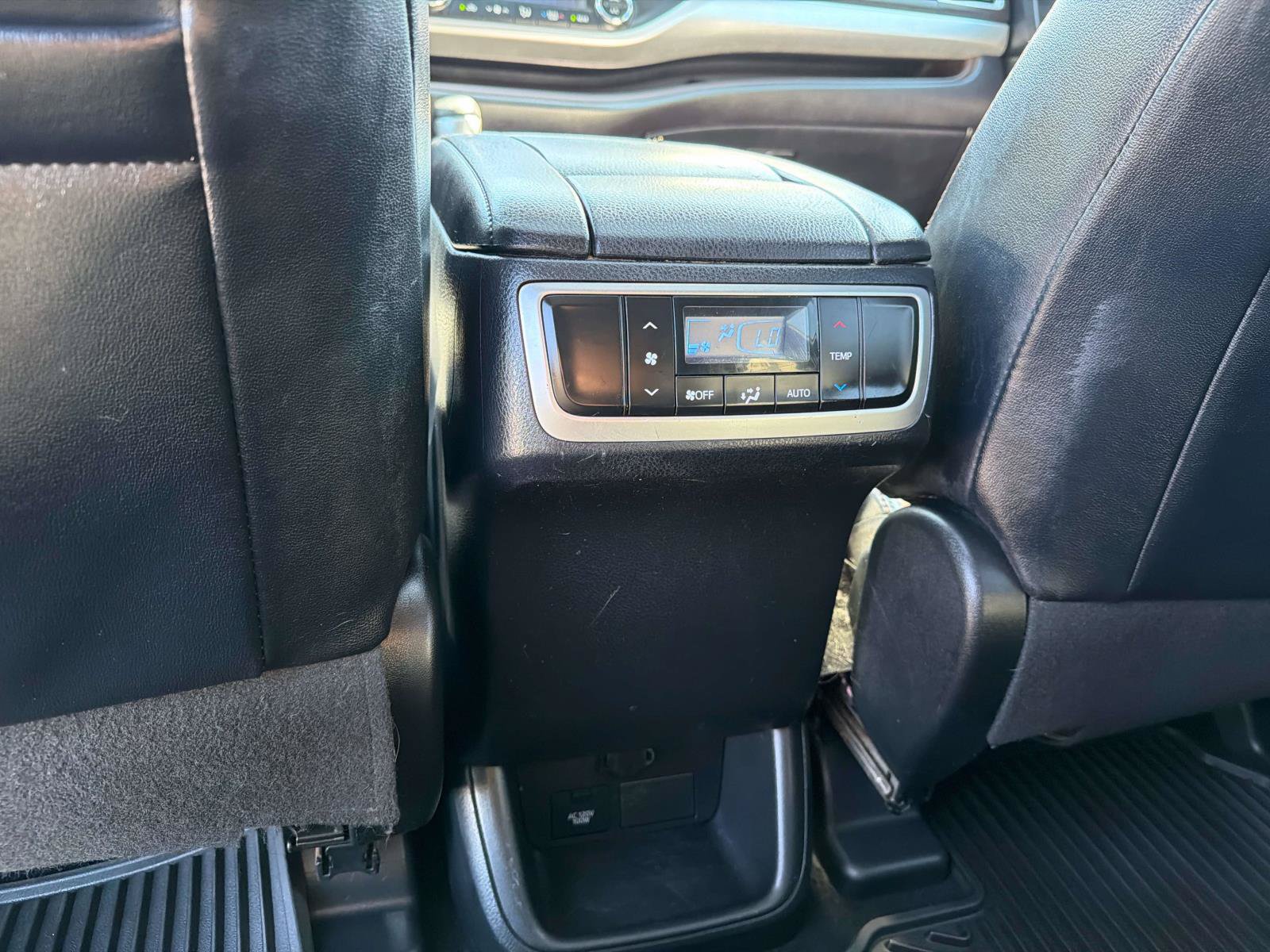 Used 2016 Toyota Highlander XLE AWD/4WD image 23