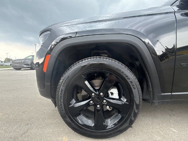 Used 2024 Jeep Grand Cherokee Limited w/ Black Appearance Package AWD/4WD image 10
