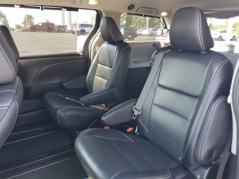 Certified 2016 Toyota Sienna SE FWD image 10
