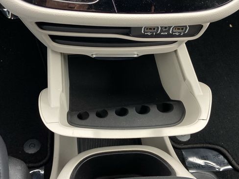 Used 2024 Chrysler Pacifica Touring-L FWD image 26