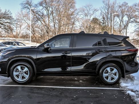 Used 2023 Toyota Highlander LE image 5