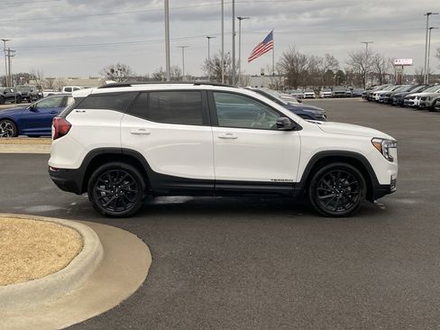 Used 2024 GMC Terrain SLE w/ Driver Convenience Package image 8