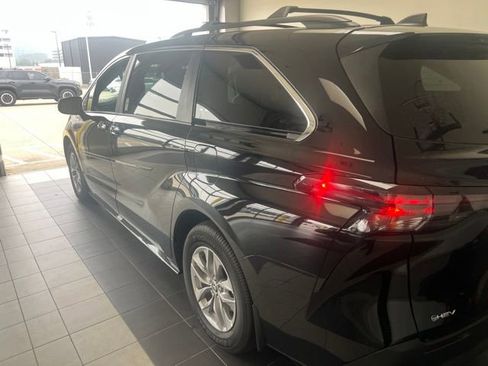 Used 2026 Toyota Sienna XLE FWD image 10