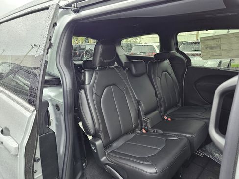 New 2026 Chrysler Pacifica Select image 30
