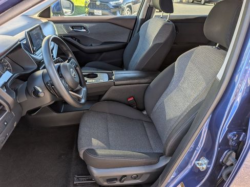 Used 2023 Nissan Rogue SV image 2