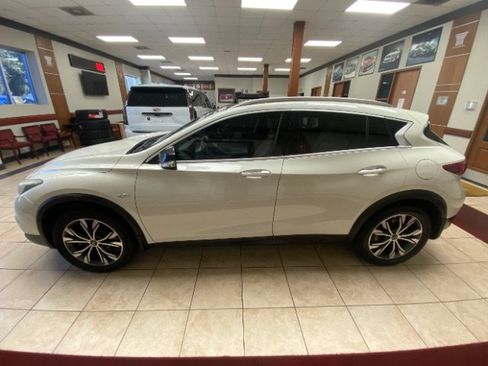 Used 2018 INFINITI QX30 Premium w/ Navigation Package AWD/4WD image 2