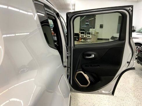 Used 2017 Jeep Renegade Latitude w/ Cold Weather Group image 32