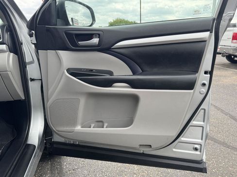 Used 2019 Toyota Highlander XLE AWD/4WD image 26