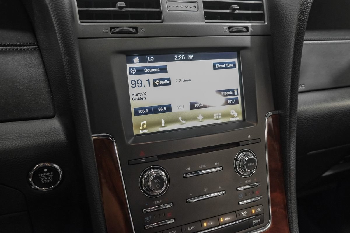 Used 2016 Lincoln Navigator Select RWD image 18