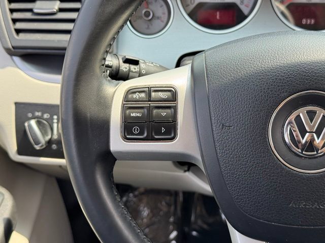 Used 2013 Volkswagen Routan SE FWD image 22