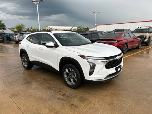 Used 2024 Chevrolet Trax LT FWD image 4