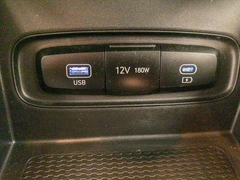Used 2024 Hyundai Venue SEL image 17