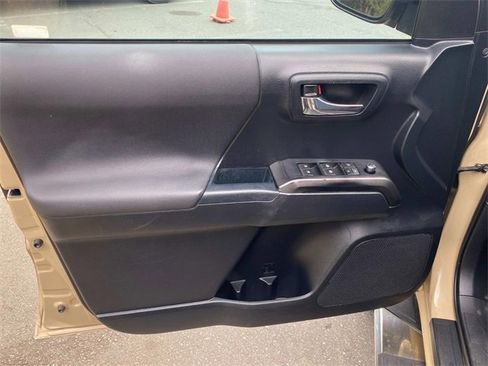 Used 2018 Toyota Tacoma TRD Sport image 12