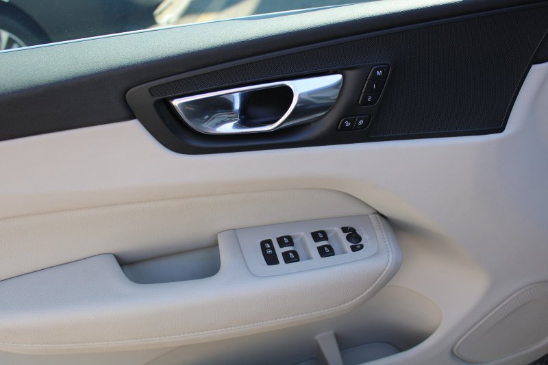Used 2022 Volvo XC60 B5 Momentum FWD image 17