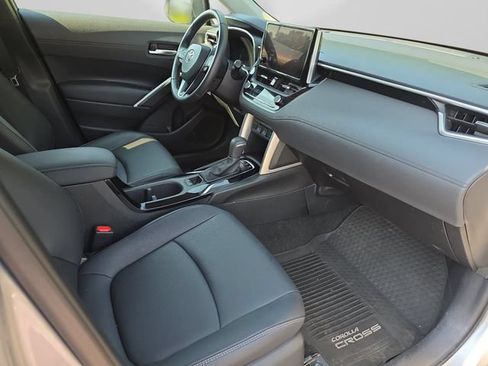 Used 2023 Toyota Corolla Cross XLE FWD image 29