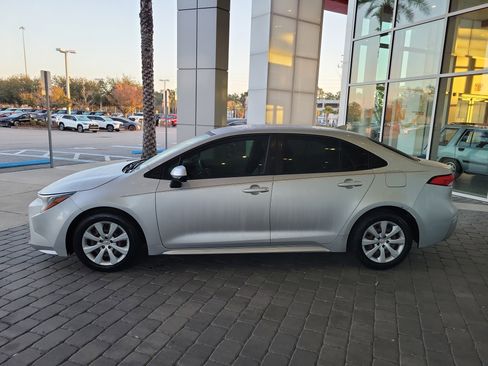 Used 2022 Toyota Corolla LE image 2