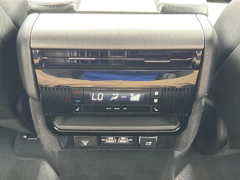 Used 2025 Jeep Wagoneer L Series II w/ 8-pass Seating Package AWD/4WD image 27