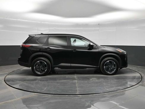 Used 2024 Nissan Rogue SV FWD image 9