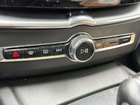 Used 2020 Volvo XC60 T5 Momentum image 18