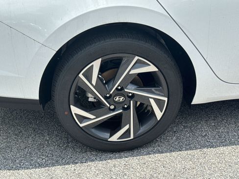 Certified 2025 Hyundai Elantra Sport image 17
