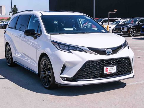 Certified 2023 Toyota Sienna XSE w/ XSE Plus Package FWD image 3