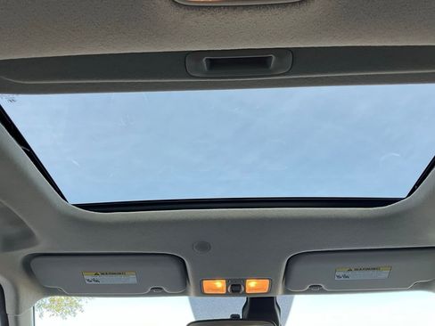 Used 2025 Hyundai Venue SEL image 18