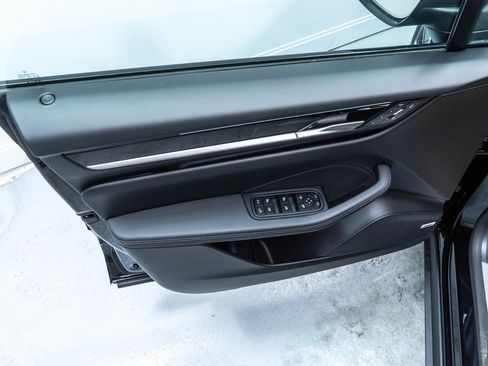 Certified 2025 Porsche Macan 4S Electric image 21