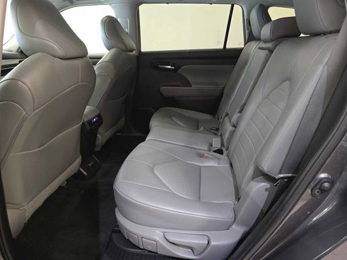Used 2023 Toyota Highlander XLE AWD/4WD image 24