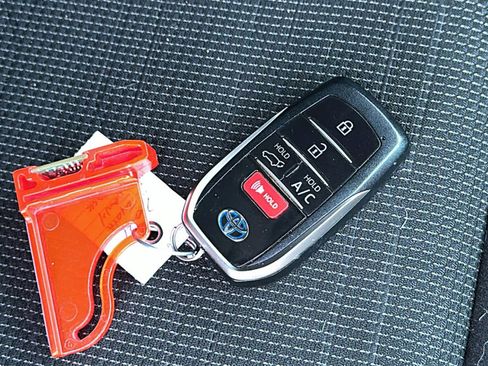 Certified 2021 Toyota RAV4 SE image 29