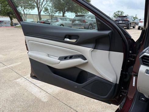 Used 2025 Nissan Altima 2.5 SV image 18