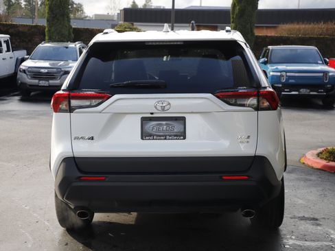 Used 2022 Toyota RAV4 XLE Premium image 9