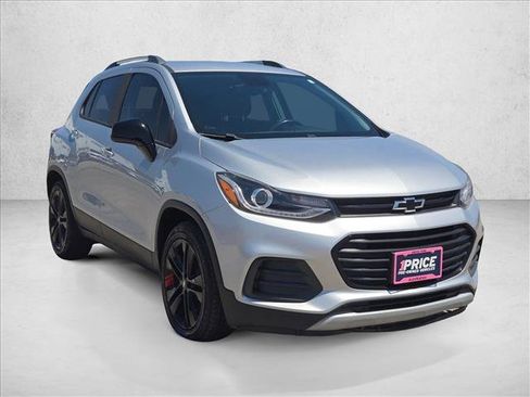 Used 2020 Chevrolet Trax LT w/ Redline Edition FWD image 3
