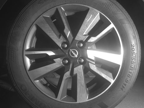 Used 2025 Nissan Versa SV FWD image 14