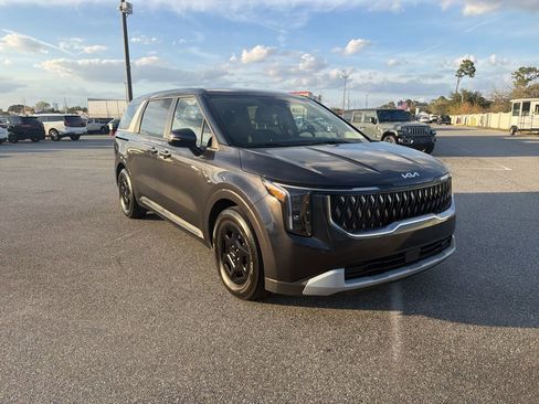 Used 2025 Kia Carnival image 3