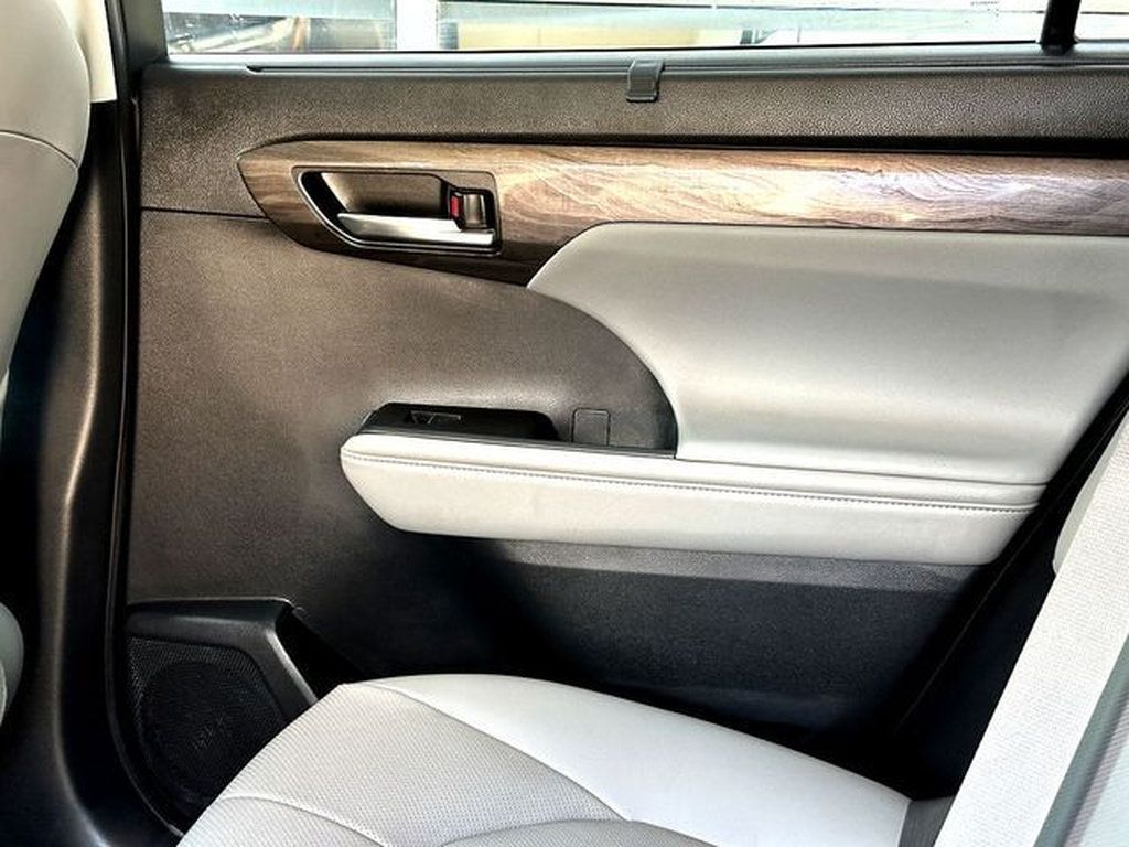Used 2023 Toyota Highlander Limited FWD image 21