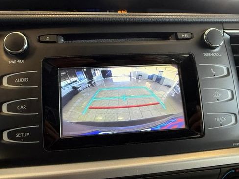 Used 2017 Toyota Highlander LE w/ Carpet Mat Package FWD image 15