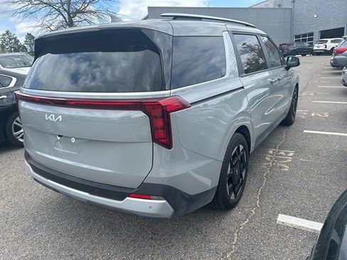 Used 2025 Kia Carnival EX image 3