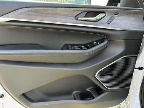 Used 2022 Jeep Grand Cherokee Overland w/ Luxury Tech Group IV image 17