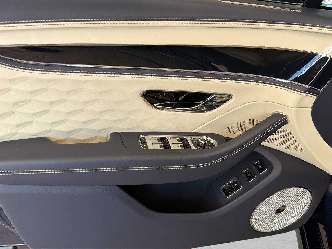 Used 2025 Bentley Flying Spur Plug-In Hybrid AWD/4WD image 17