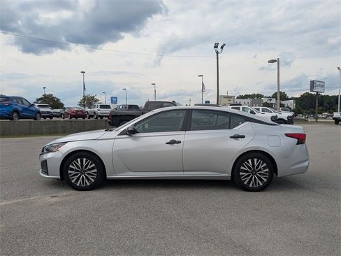 Used 2024 Nissan Altima 2.5 SV image 6