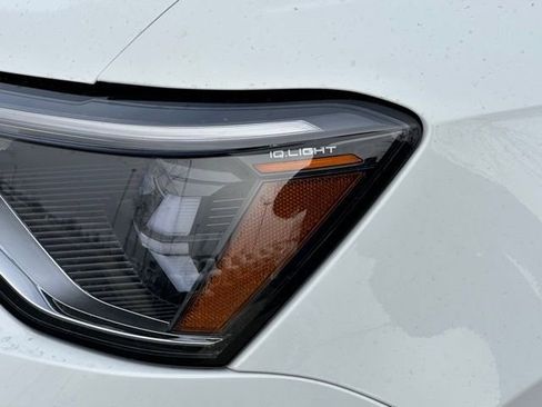 New 2026 Volkswagen Taos SE image 10