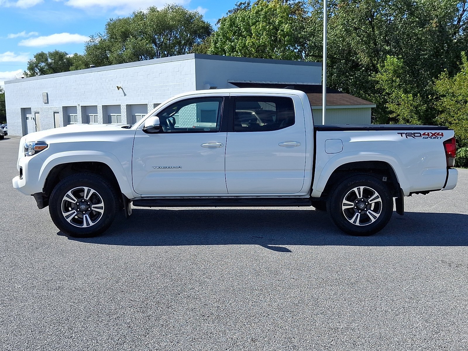Used 2018 Toyota Tacoma TRD Sport AWD/4WD image 4