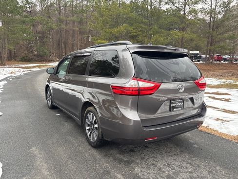 Used 2018 Toyota Sienna LE image 19