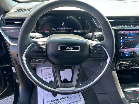 Used 2024 Jeep Grand Cherokee Limited AWD/4WD image 16