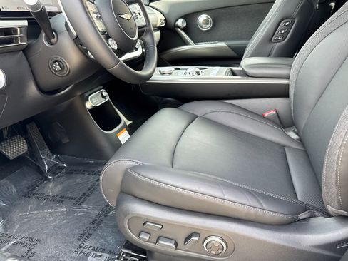 Used 2025 Genesis GV60 RWD image 9