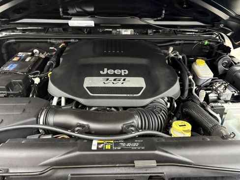 Used 2018 Jeep Wrangler Unlimited Sport w/ Connectivity Group image 21