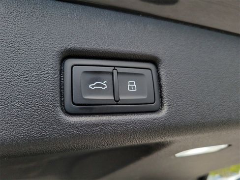 Used 2025 Audi Q5 Premium w/ Convenience Package image 31