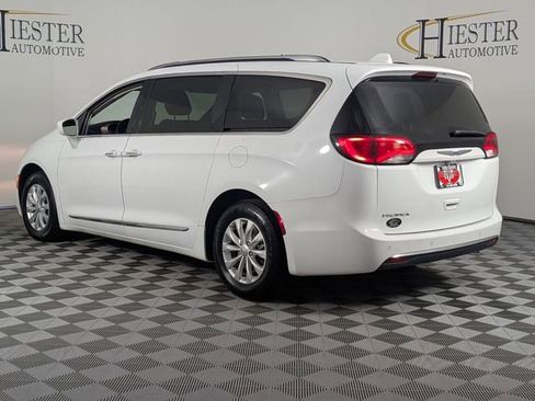 Used 2019 Chrysler Pacifica Touring-L FWD image 5