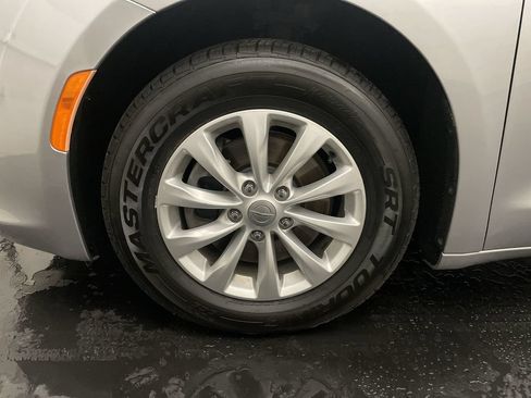 Used 2019 Chrysler Pacifica Touring-L FWD image 25