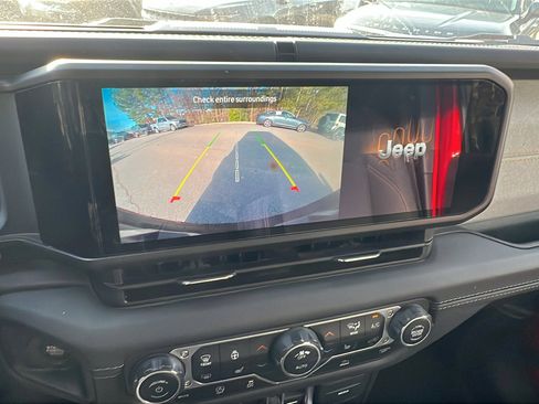 Used 2025 Jeep Wrangler Sahara image 33